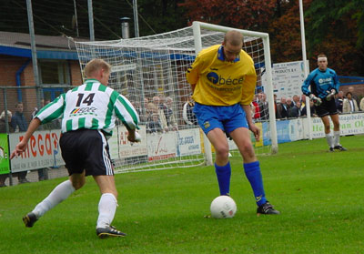 Gert Eenkhoorn probeert de bal te veroveren (Foto Helmich Lubberts)